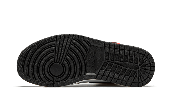 https://cdn.shopify.com/s/files/1/2358/2817/products/Wethenew-Sneakers-France-Air-Jordan-1-Retro-High-Light-Smoke-Grey-4.png?v=1600706676